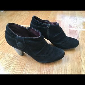 Clark’s Indigo Suede Bootie Size 7